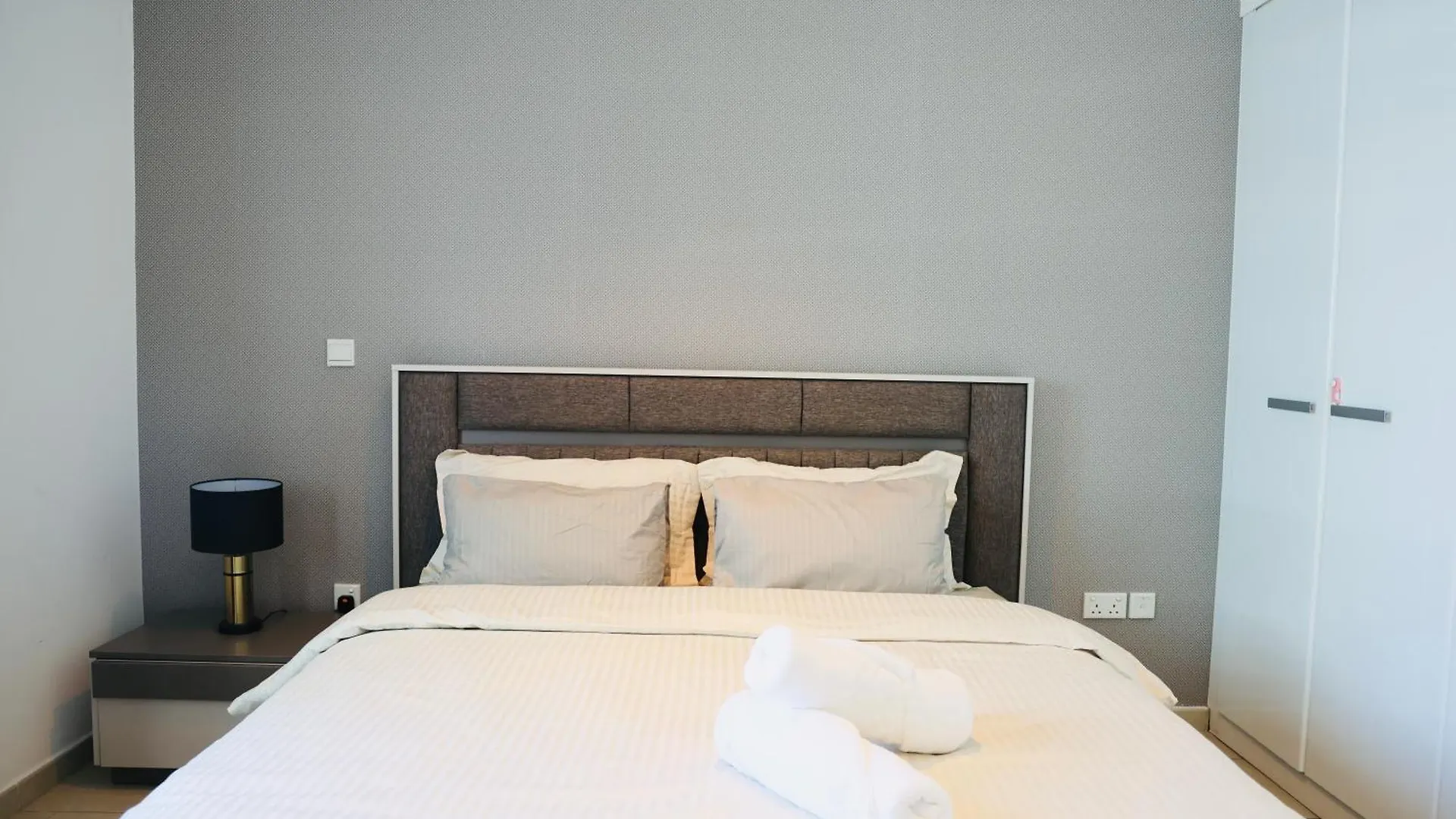Nivis Find Spacious 3Bhk Near Metro And Burj Khalifa Emirati Arabi Uniti