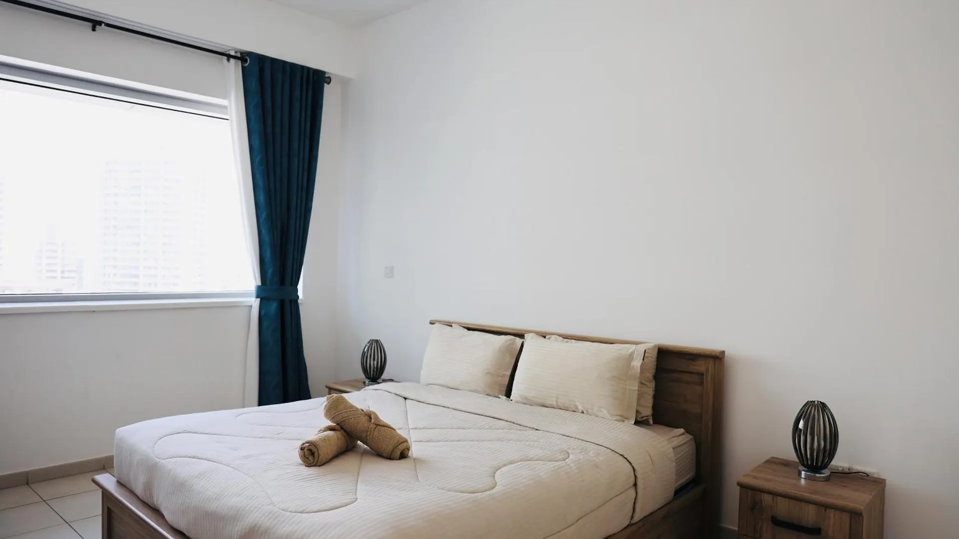 Nivis Find Spacious 3Bhk Near Metro And Burj Khalifa Dubai
