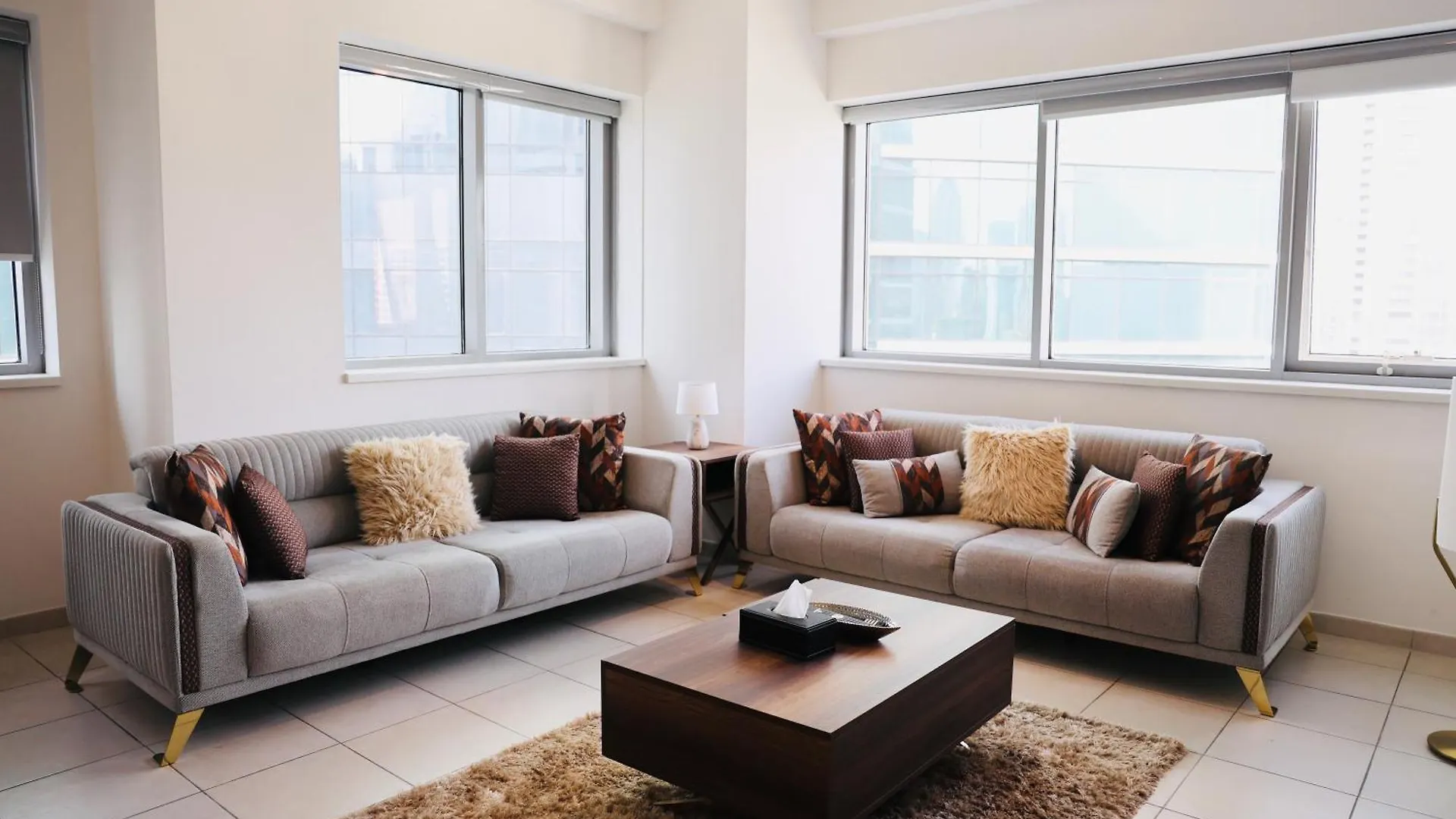 Nivis Find Spacious 3Bhk Near Metro And Burj Khalifa